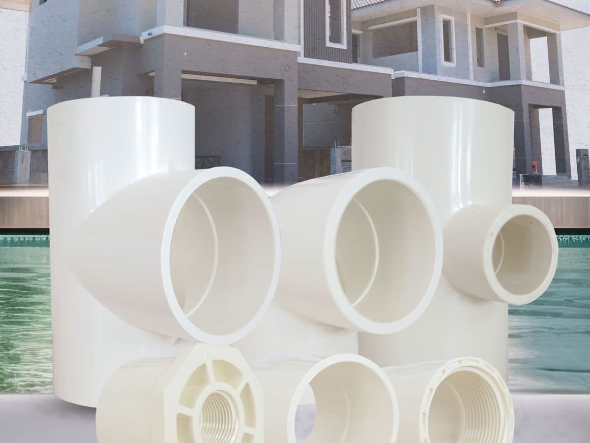 Conexiones de PVC SCH 40 con un edificio residencial al fondo
