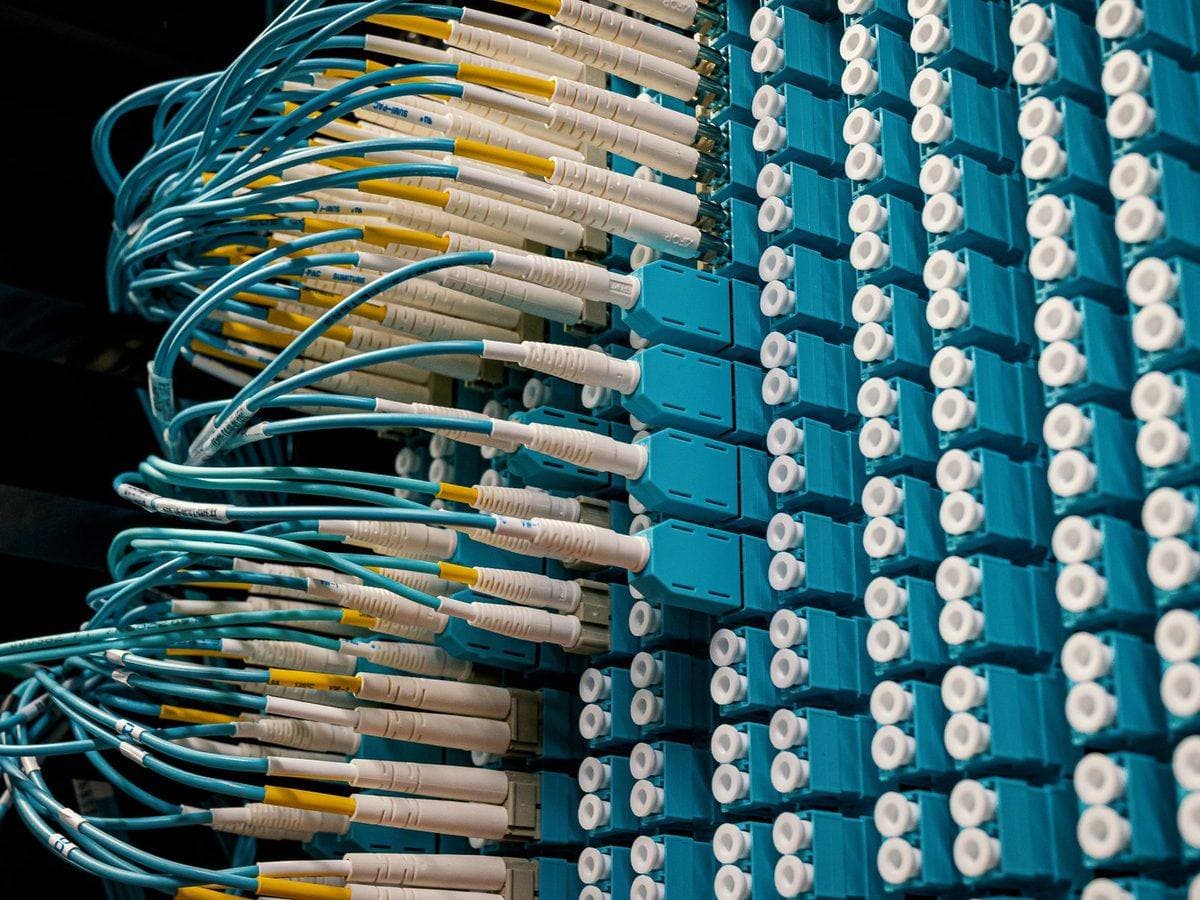 Cordones de fibra óptica multimodo conectados a un panel de parcheo